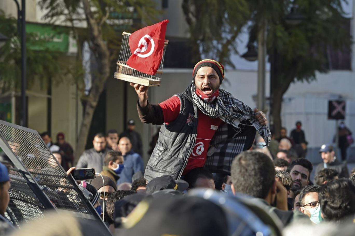 من يتحمل مسؤولية تدهور الأوضاع في تونس؟ | اندبندنت عربية
