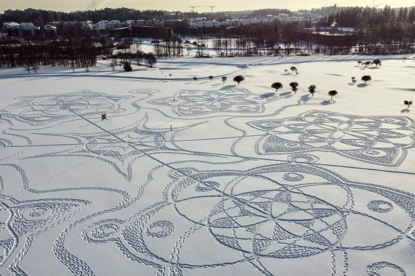 رسم عملاق على الثلج في فنلندا  اندبندنت عربية