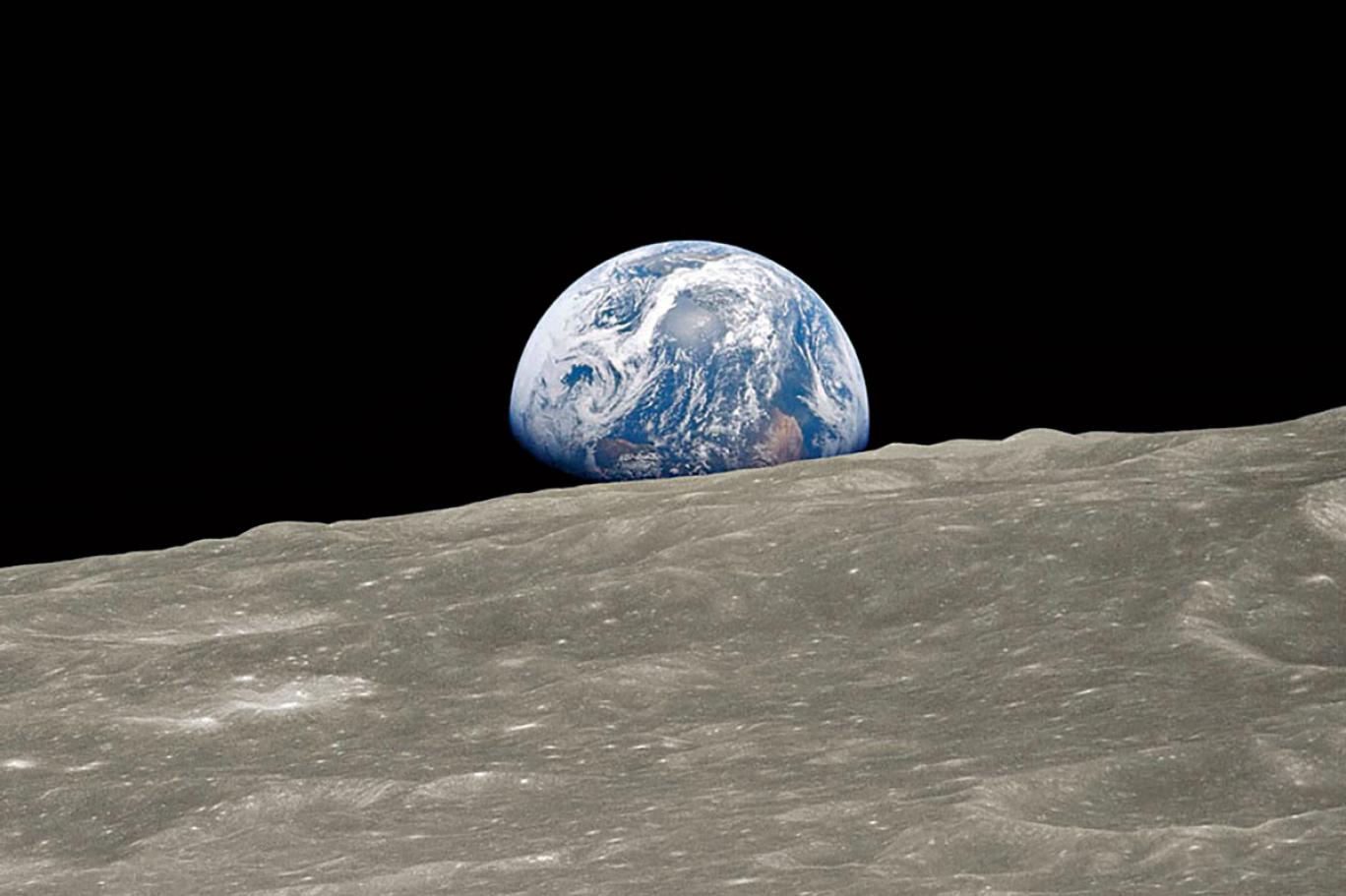 الأرض على تؤثر مسببة جاذبية القمر المد والجزر