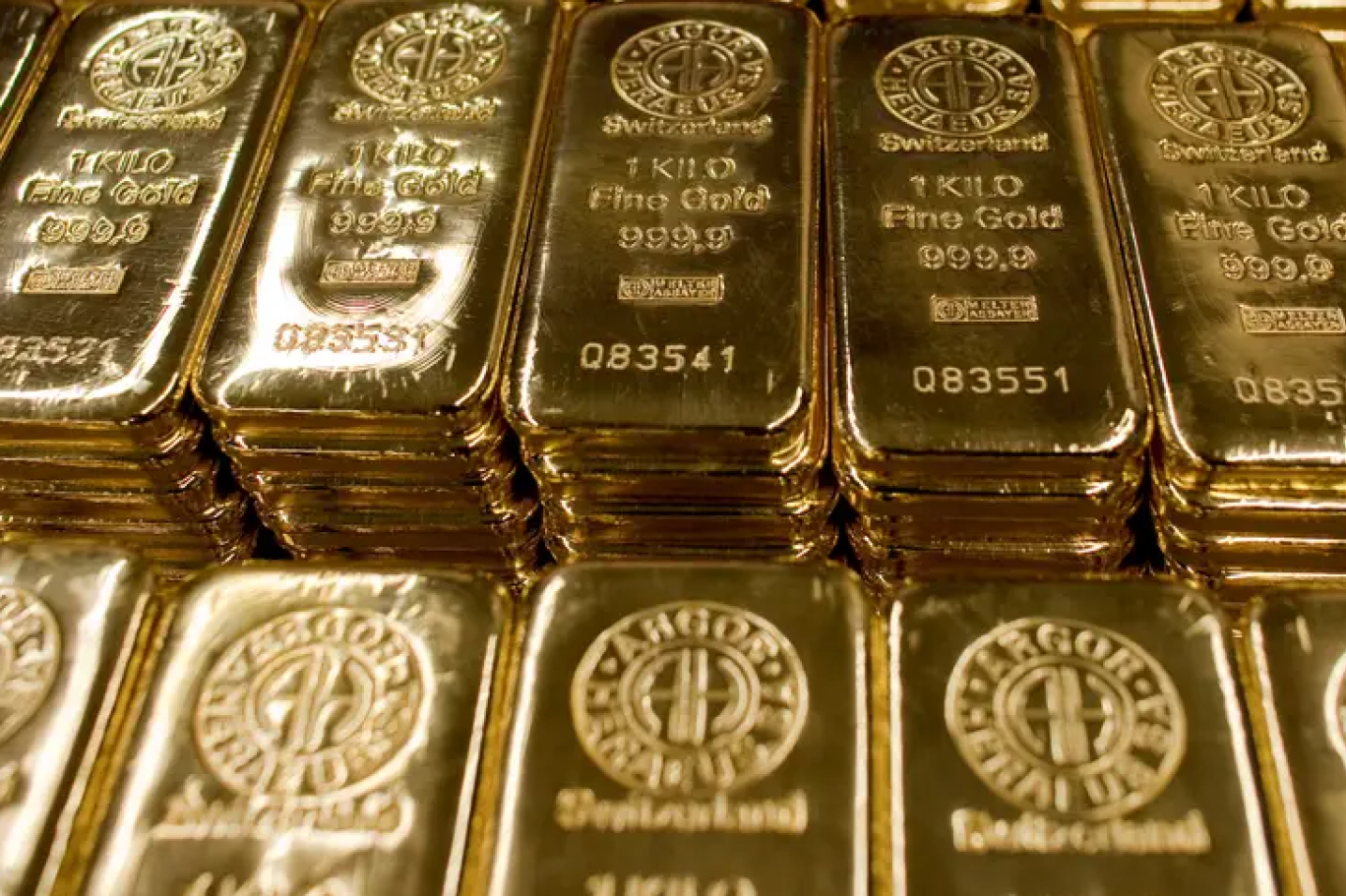 الذهب يهبط 28 جنيها وجرام 21 بـ«2195» وعيار 24 بـ«2509»