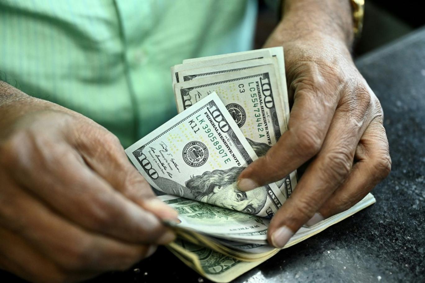 الدولار يتجمد بالسوق السوداء والطلب توقف والسعر 32 جنيها