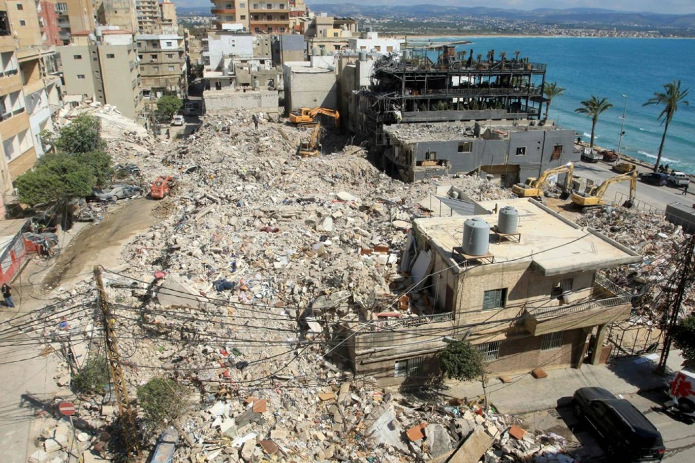 قلوب الباحثين عن الذكريات تتقطع فوق ركام جنوب لبنان