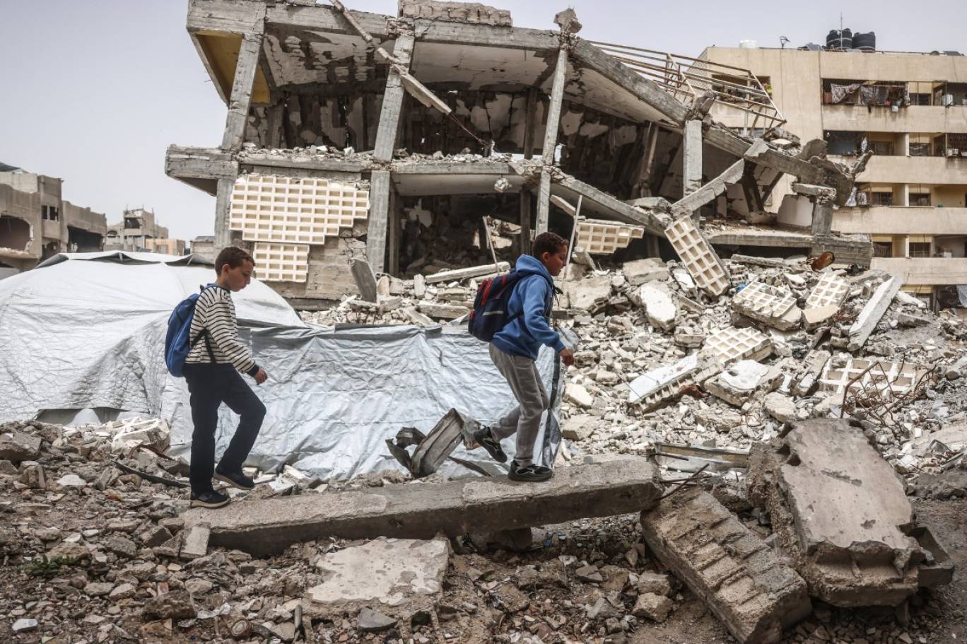 في غياب إعادة الإعمار... إصلاح شوارع غزة بـ"الأنقاض"