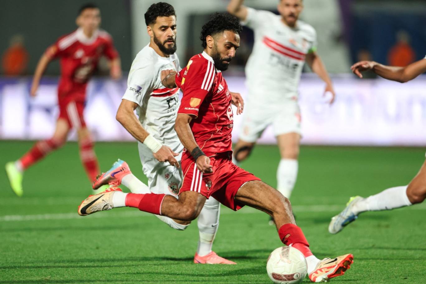 فوز الأهلي على الزمالك يشعل منافسة ثلاثية على لقب الدوري المصري