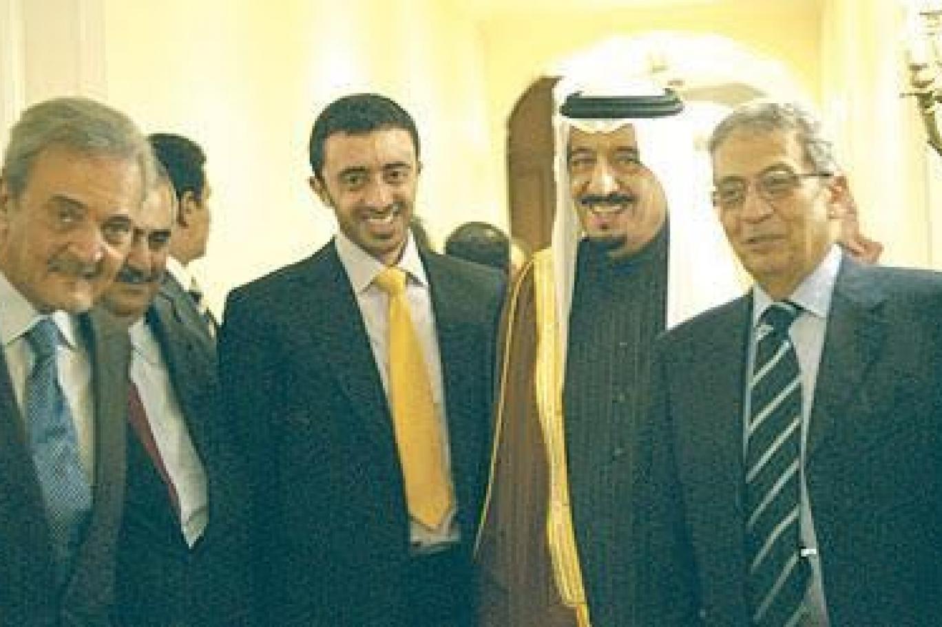 الملك سلمان بن عبد العزيز مع عمرو موسى والشيخ عبد الله بن زايد والشيخ خالد آل خليفة والأمير سعود الفيصل (أرشيف السيد عمرو موسى)