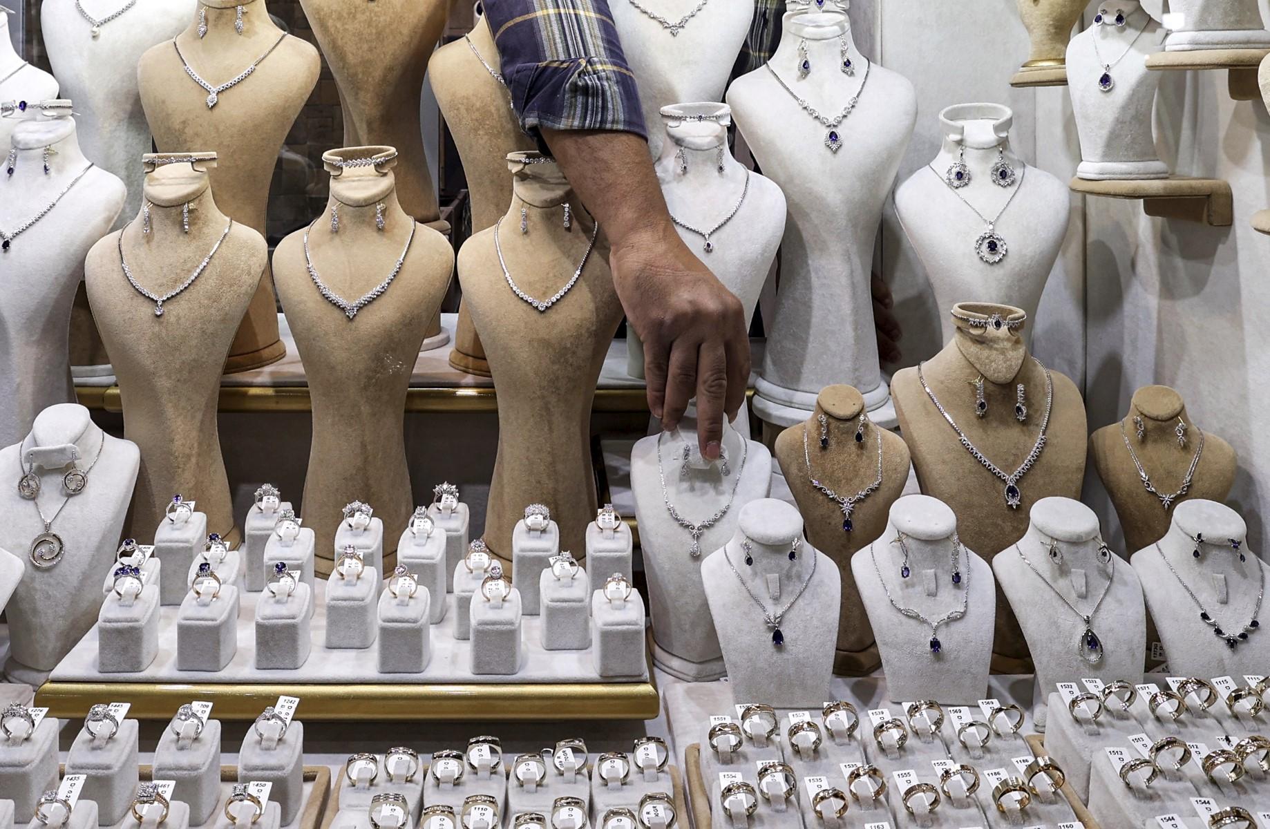لماذا فشلت الفضة في جذب أموال المصريين؟ | اندبندنت عربية