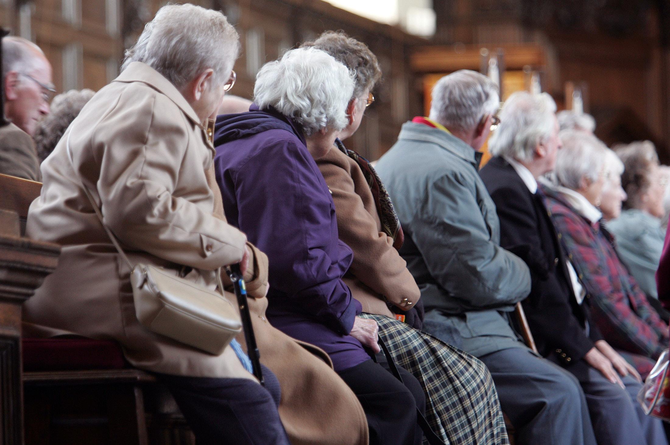 Пенсионеры. Повышение пенсионного возраста. Толпа пожилых людей. Старики в очереди. Пенсионеры сколько лет