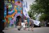 فنانون ينجزون لوحات عملاقة في مهرجان للرسم الجداري بمونتريال