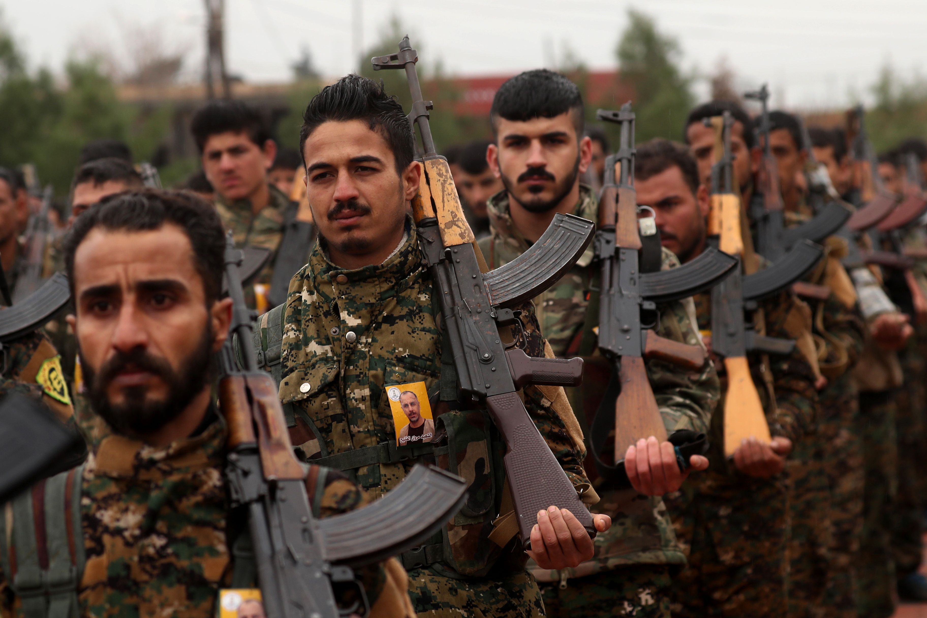 Курди перевод. Курды шафииты. Курды современные. Курды внешность. Курдские мужчины военные.