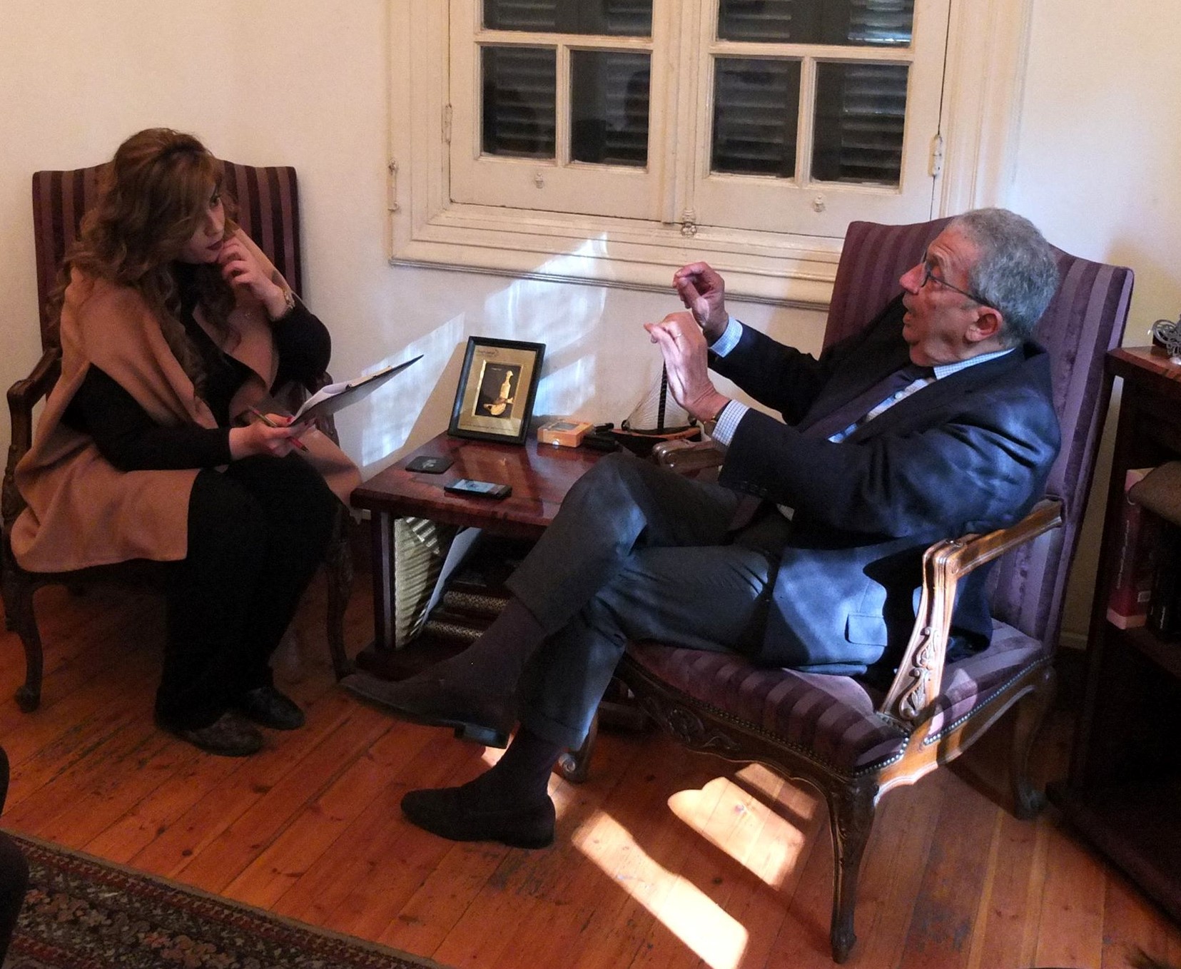 الأمين العام الأسبق للجامعة العربية عمرو موسى خلال المقابلة مع مسؤولة التحرير في مكتب إندبنجنت عربية في القاهرة( صلاح الرشييد)