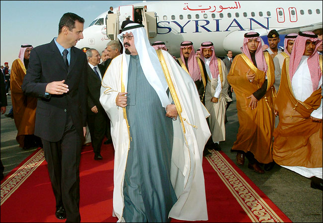 الملك السعودي الراحل عبدالله بن عبدالعزيز لدى استقباله رئيس النظام السوري بشار الأسد في الرياض عام 2005 (سانا) .jpg