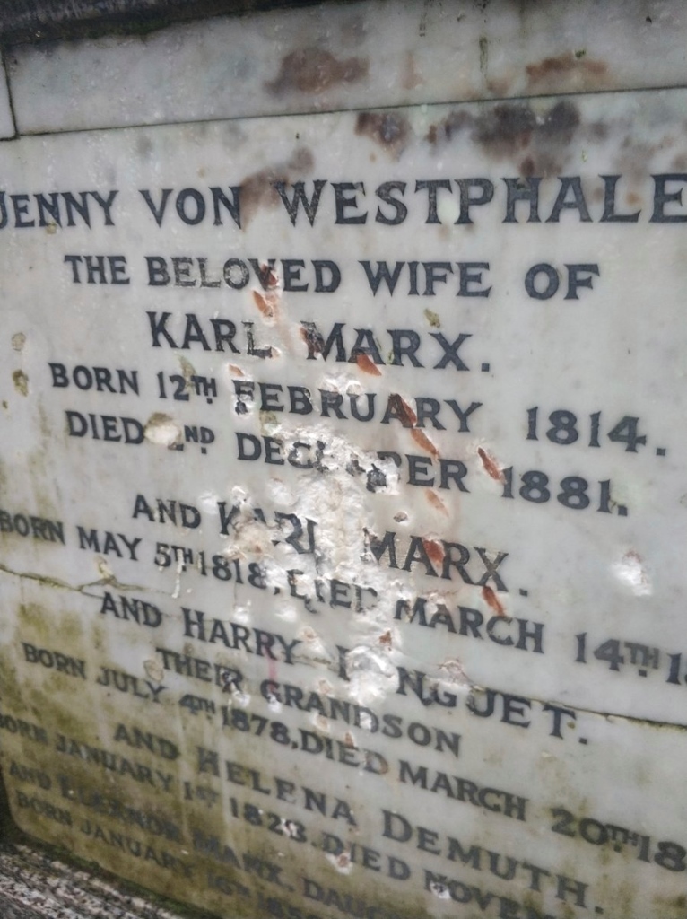  (أ.ف.ب)النصب التذكاري للفيلسوف كارل ماركس يتعرض للتخريب في هايغيت بشمال لندن