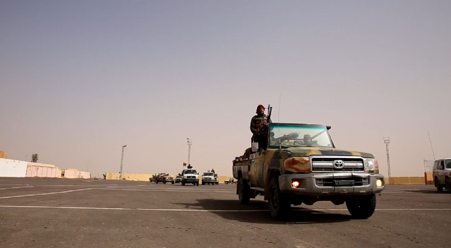 أليات من الجيش الليبي في سفح قلعة سبها التاريخية.PNG