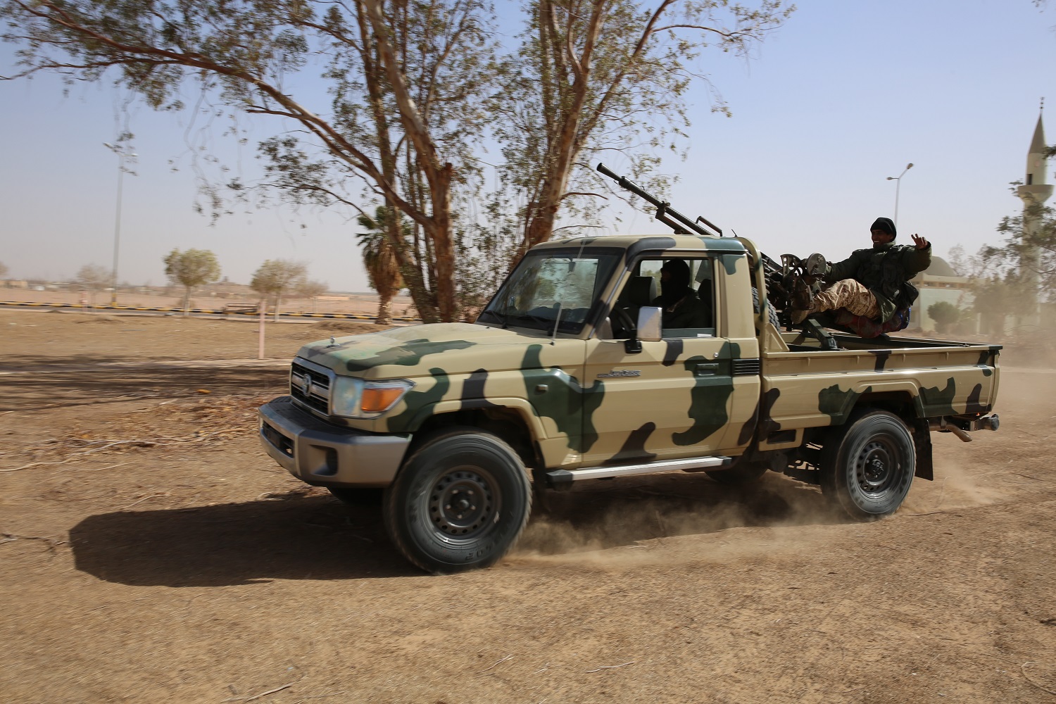 آلية من الجيش الليبي تتأهب للخروج إلى مدن جنوب سبها.JPG