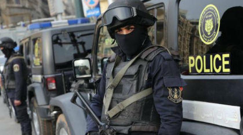 عنصران من الشرطة المصرية (رويترز)
