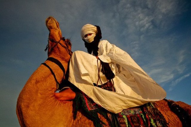 عيون الطوارق.jpg