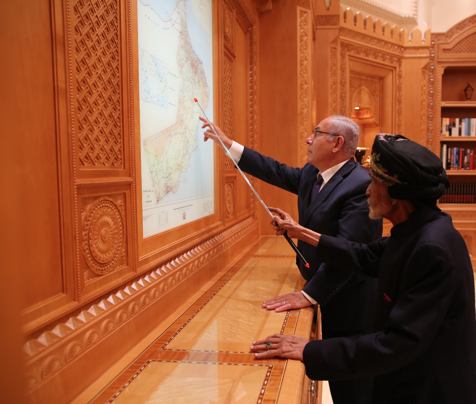السلطان قابوس ورئيس الوزراء الإسرائيلي بنيامين نتنياهو في سلطنة عُمان (مكتب رئيس الوزراء الإسرائيلي)