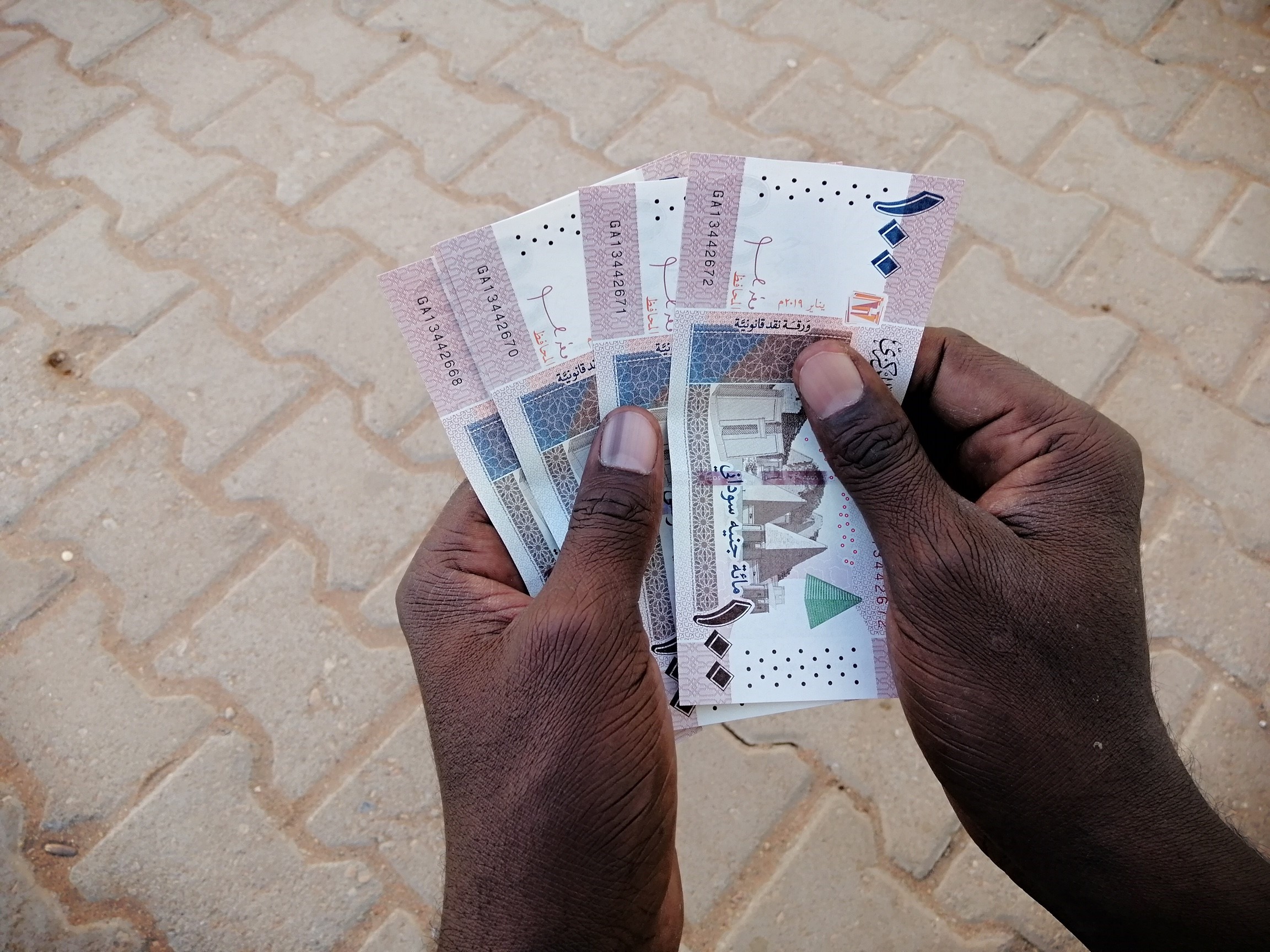طرحت الحكومة السودانية مطلع فبراير الحالي فئتي الـ100 والـ200 جنيه (إندبندنت عربية)