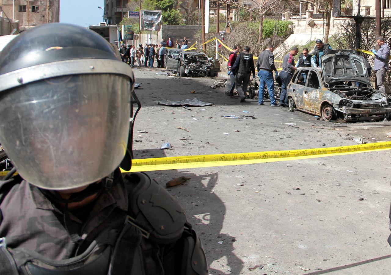 أحد أفراد الأمن يقف حراسة أثناء تحقيقات فريق الطب الشرعي في تفجير الإسكندرية مصر 24 مارس أذار 2018. (رويترز)