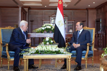 الرئيس الفلسطيني محمود عباس (إلى اليسار) يقابل نظيره المصري عبد الفتاح السيسي قبل أول قمة مشتركة بين الاتحاد الأوروبي وجامعة الدول العربية في منتجع شرم الشيخ 24 فبراير/ شباط 2019 (أ.ف.ب)