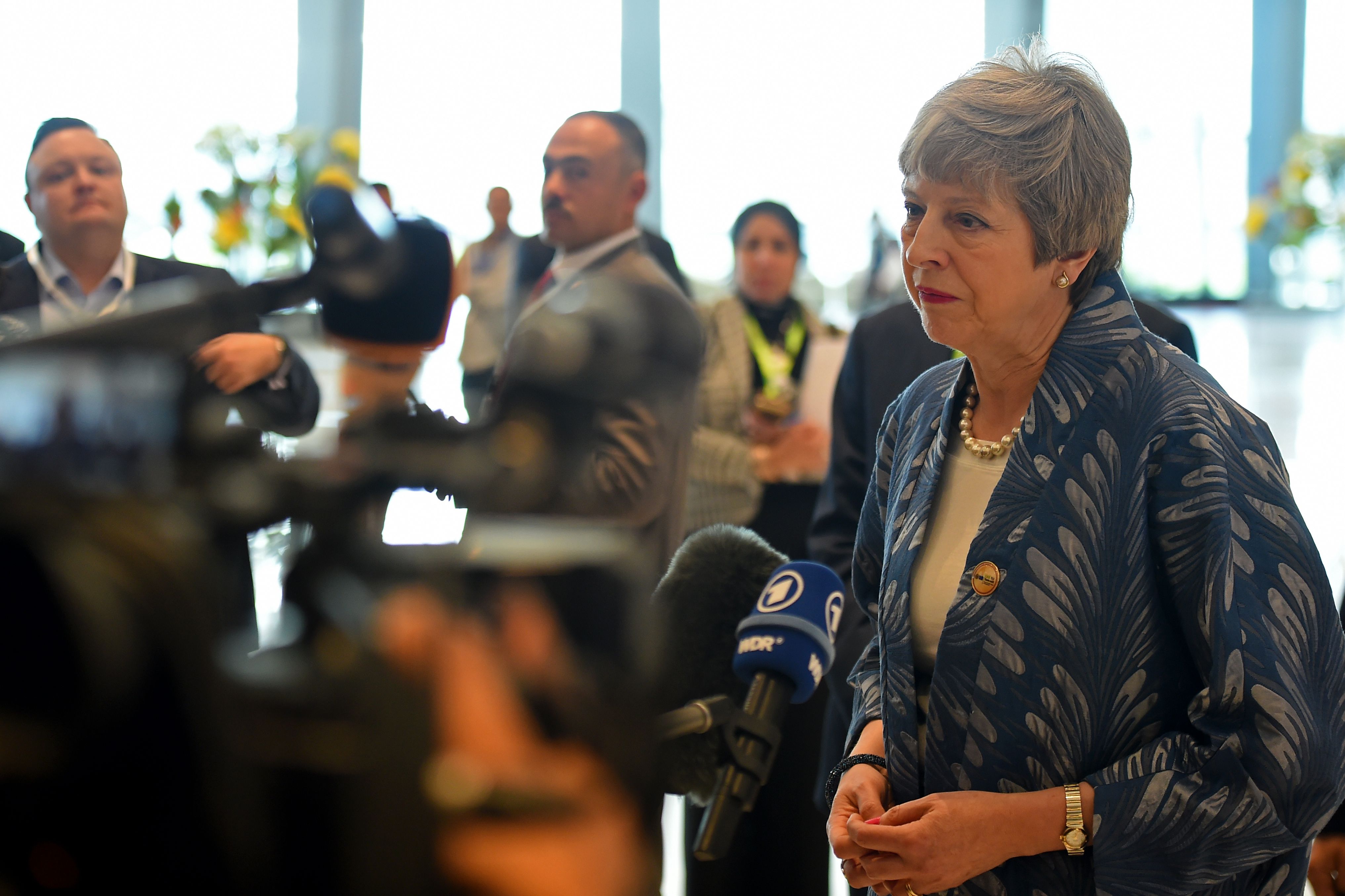 رئيسة الوزراء البريطانية تيريزا ماي تتحدث إلى وسائل الإعلام في القمة العربية الأوروبية في منتجع شرم الشيخ 24 فبراير(شباط)2019 (أ.ف.ب)