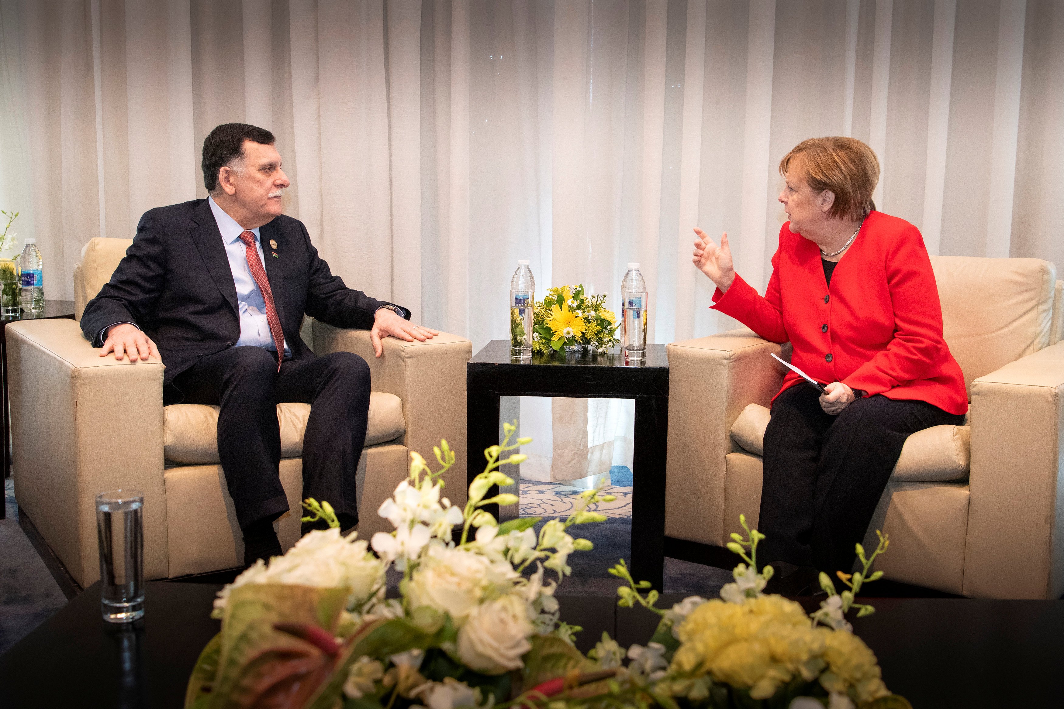 المستشارة الألمانية أنجيلا ميركل تلتقي رئيس الوزراء الليبي فايز السراج على هامش القمة العربية الأوربية في يومها الثاني في شرم الشيخ ، 25 فبراير(شباط) 2019. (رويترز)