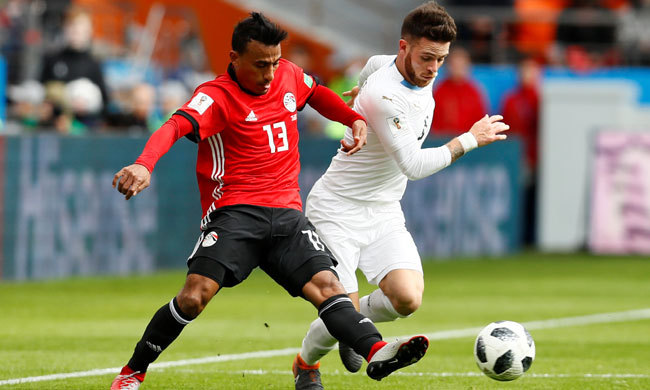 اللاعب المصري محمد عبد الشافي مع الأوروغواني نوريتان نانديز، كأس العالم بروسيا، 15 يونيو (حزيران) 2018. (رويترز)