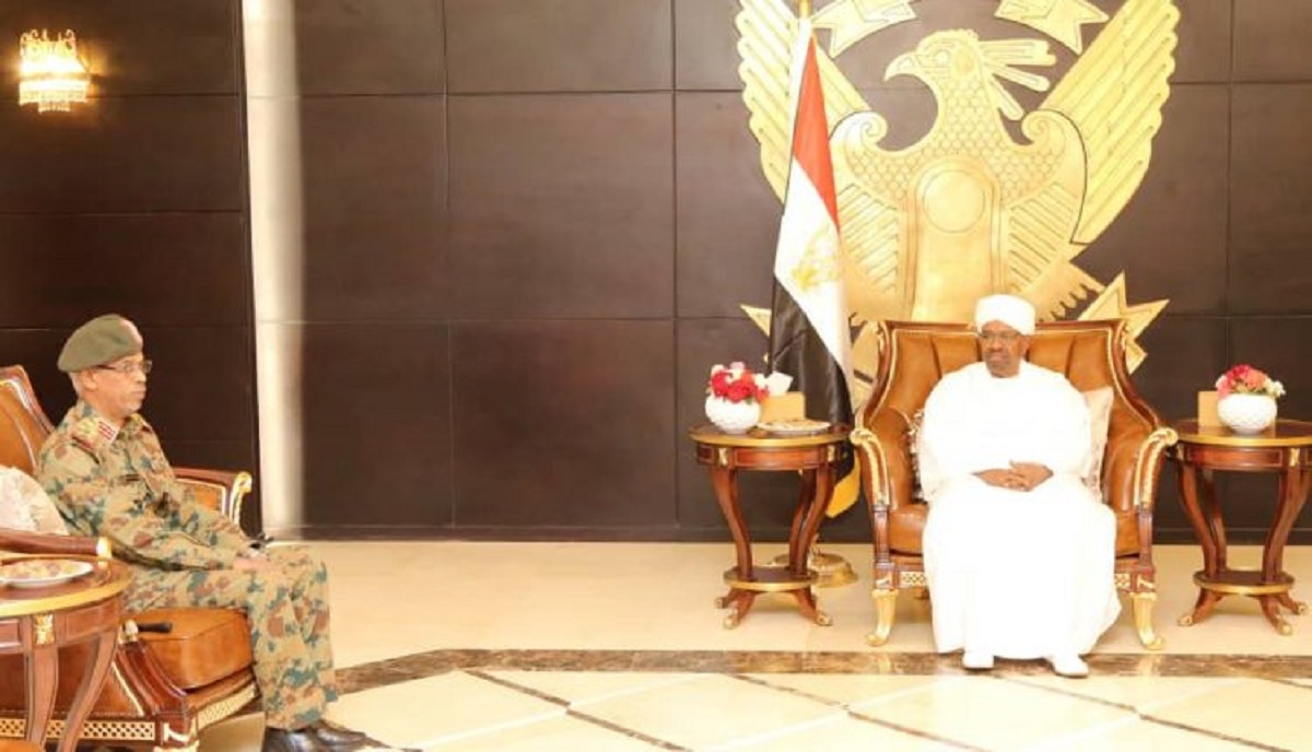 البشير ونائبه الاول الجديد.jpg