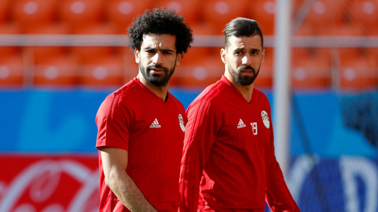 محمد صلاح وعبد الله السعيد أثناء التدريب قبل مباراة مصر وأروغواي في بطوله كأس العالم بروسيا 2018. (رويترز)