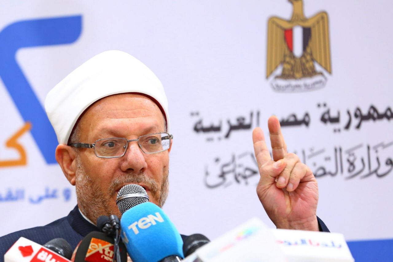 الدكتور شوقي علام مفتي مصر ملوحا بعلامة "اتنين كفاية". (خاص إندبندنت عربية)