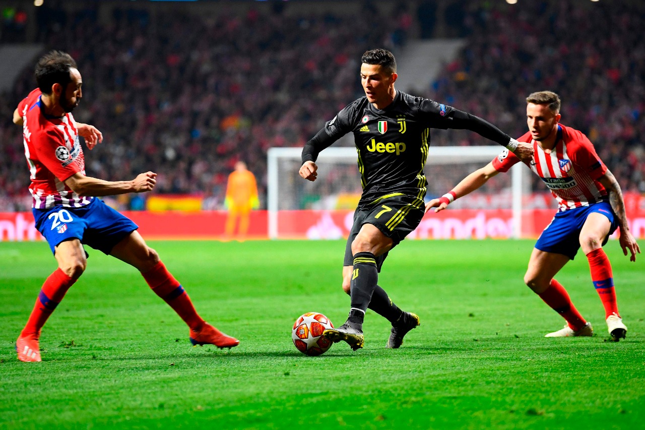 المهاجم البرتغالي كريستيانو رونالدو بين اللاعبين خوانفران (يسار) وساول نيجويز خلال جولة دوري أبطال أوروبا بين أتليتيكو مدريد ويوفنتوس، استاد واندا ميتروبوليتان بمدريد 20 فبراير(شباط) 2019. (أ.ف.ب)