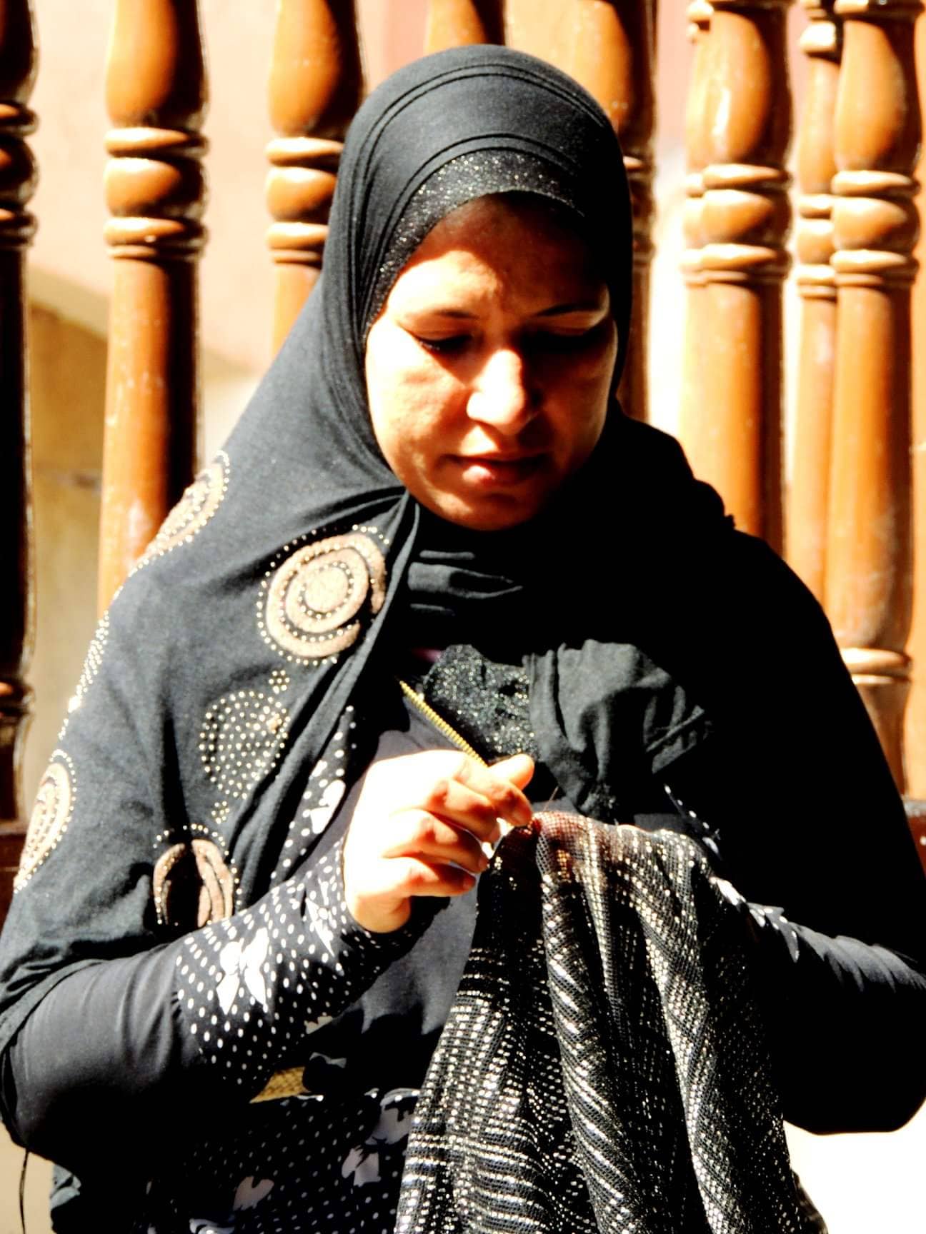 سيدة تقوم بتطريز منتج جديد من "التلي" وقد يستغرق ذلك شهوراً من العمل المتواصل. (خاص- إندبندنت عربية)