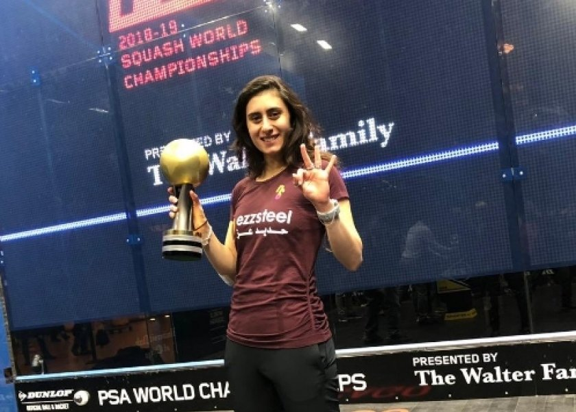 لاعبة الإسكواش المصرية نور الشربيني تشير برقم 3 لحصولها على بطولة العالم للمرة الثالثة. (الصفحة الرسمية على إنستغرام)