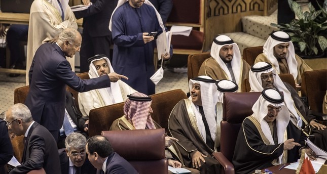 الأمين العام لجامعة الدول العربية أحمد أبو الغيط (إلى اليسار) يتحدث مع وفد البحرين خلال اجتماع وزراء خارجية الدول العربية في العاصمة المصرية القاهرة، 6 مارس(آذار) 2019. (أ.ف.ب)