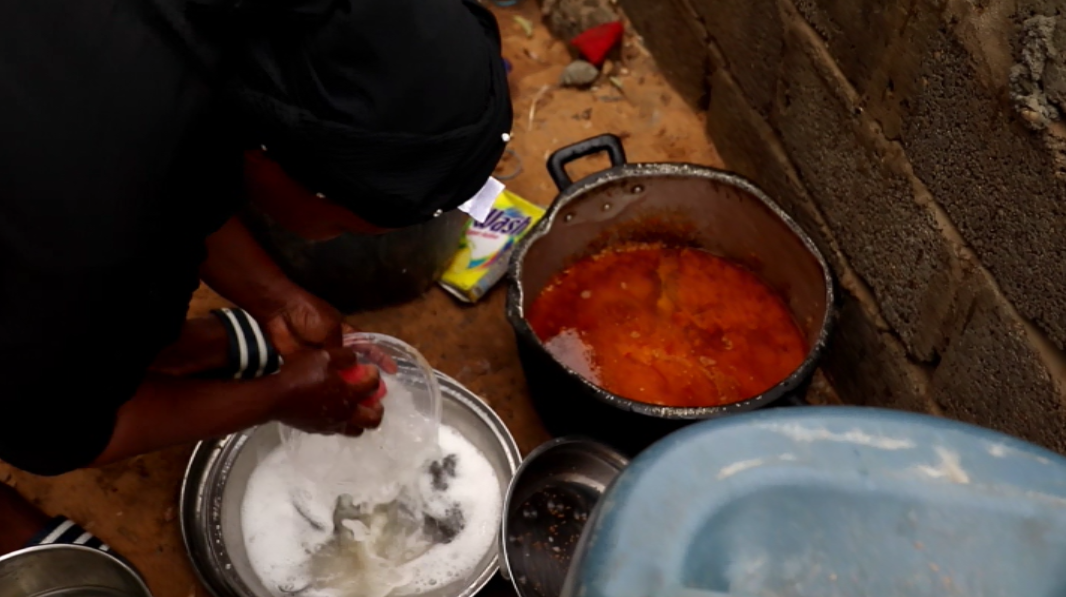 تجمع لمهاجرين محتجزين جنوب سبها.png