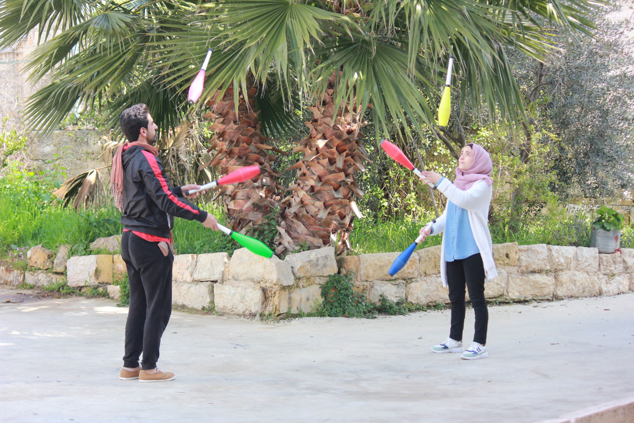 شاب وفتاة يتدربان داخل مدرسة سيرك فلسطين (اندبندنت عربية)