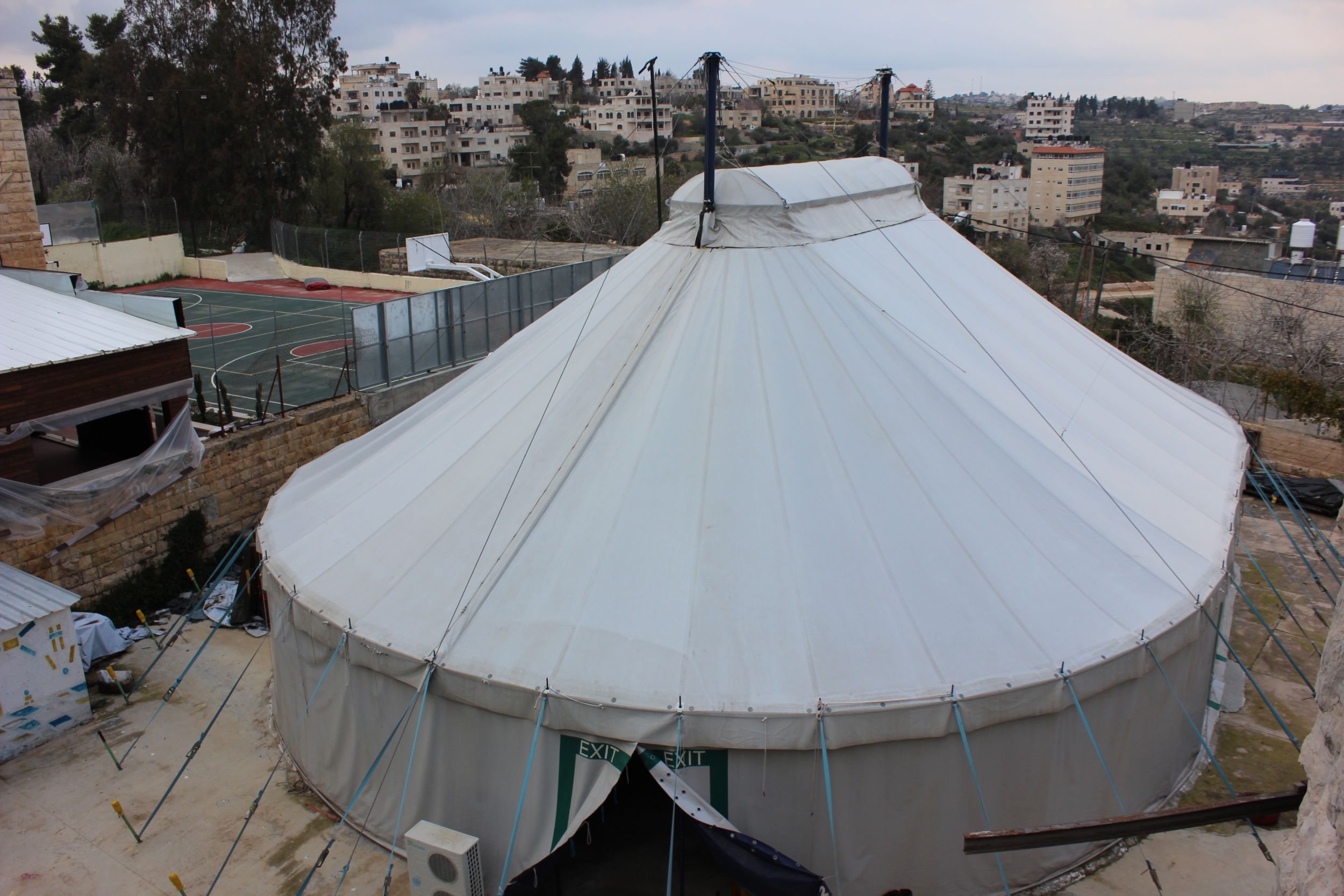 خيمة مدرسة سيرك فلسطين (اندبندنت عربية)
