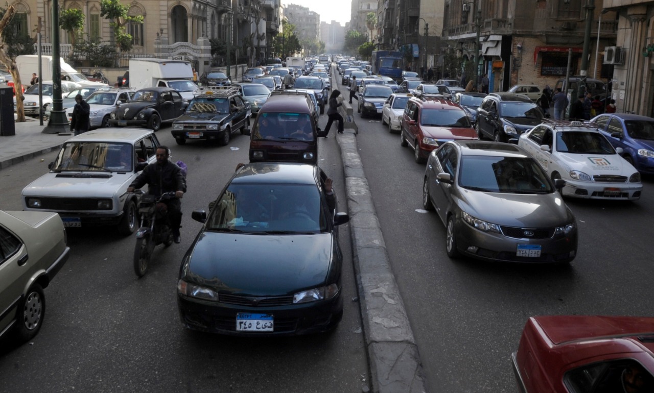 زحام مروري في منطقة وسط البلد "القاهرة ". (حسام علي. إندبندنت عربية)