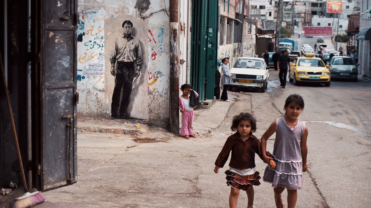 غرافتي للراحل محمود درويش على أحد المنازل في رام الله. (الموقع الرسمي للفنان الفرنسي أرنست بينيون أرنست)