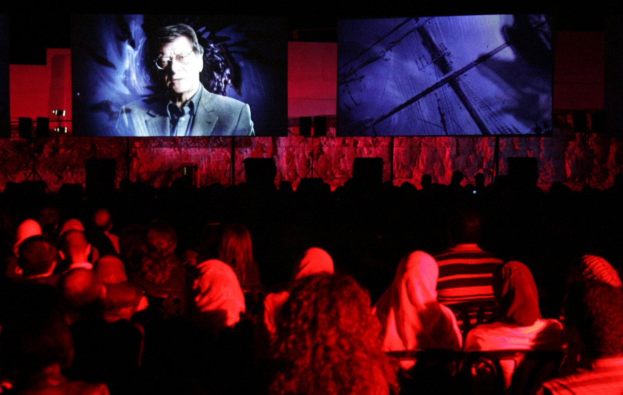 الجمهور يشاهد فيلما عن محمود درويش للمخرج النرويجي توماس هوووك في اليوم الأربعين على رحيله بمدينة رام الله. 5 أكتوبر (تشرين الأول) 2008. (أ.ف.ب)