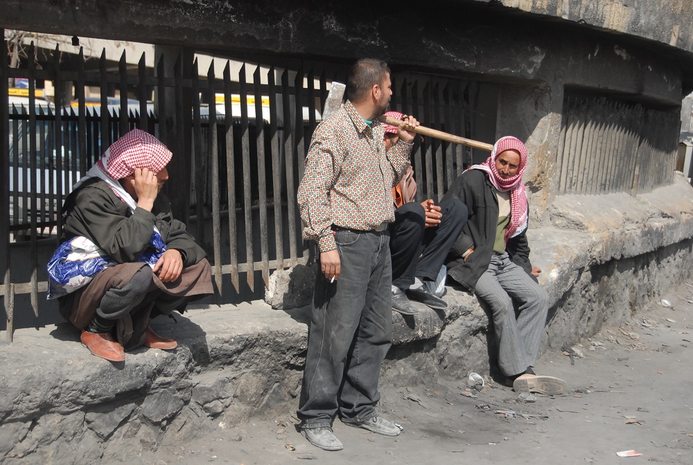 هجرة الشباب أسهمت بدخول كبار السن إلى سوق العمل (اندبندنت عربية)