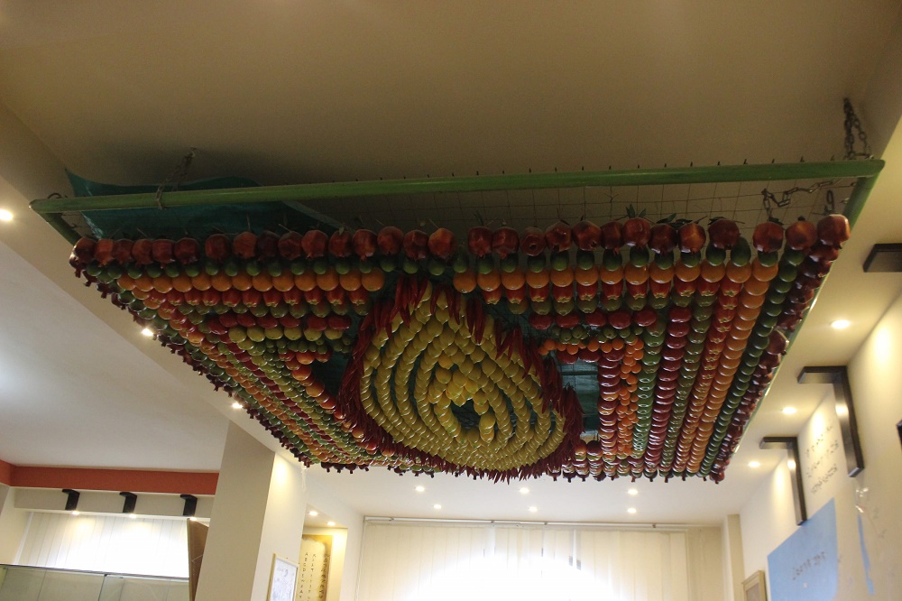 نموذج للفاكهة المعلقة التي يقيمونها في عيد العرش (اندبندنت عربية)