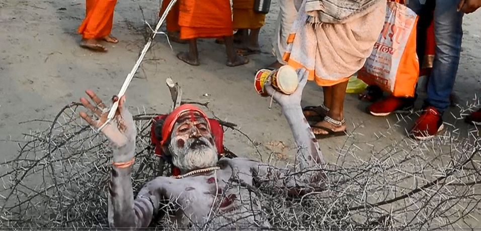 لا يخرج  الأغورييون من عزلتهم إلا في أيام كمبه ميلا (الحج الهندوسي) الذى تجري فعالياته في الهند كل 4 سنوات. (خاص.إندبندنت عربية)