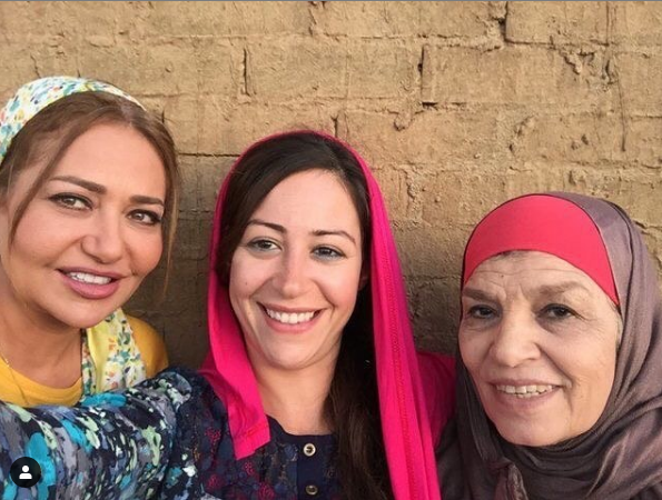 منة شلبي وليلى علوي وإنعام سالوسة في كواليس فيلم "الماء والخضرة والوجه الحسن". (خاص.إندبندنت عربية)