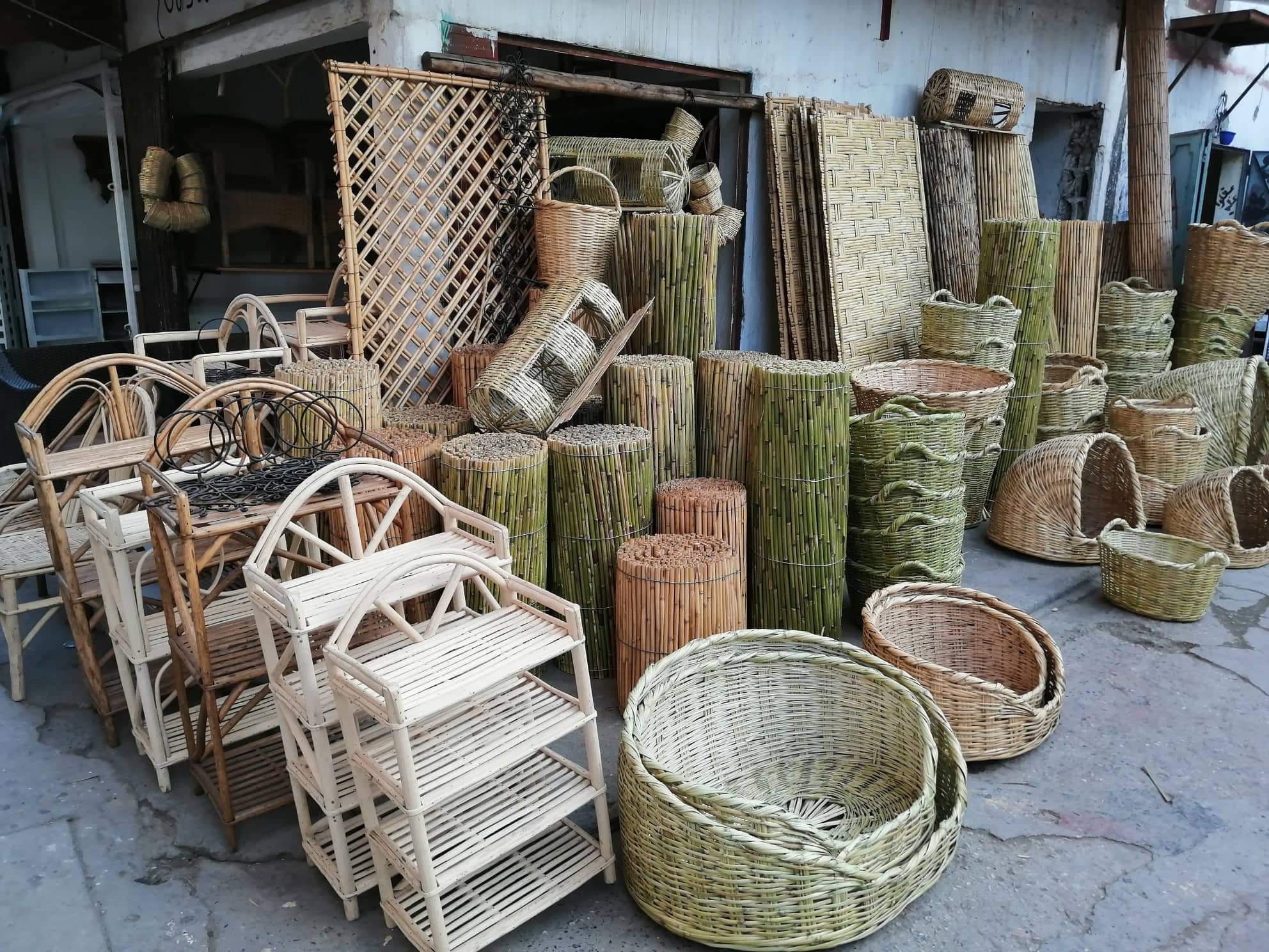 تصنع السلال من القصب (اندبندنت عربية)