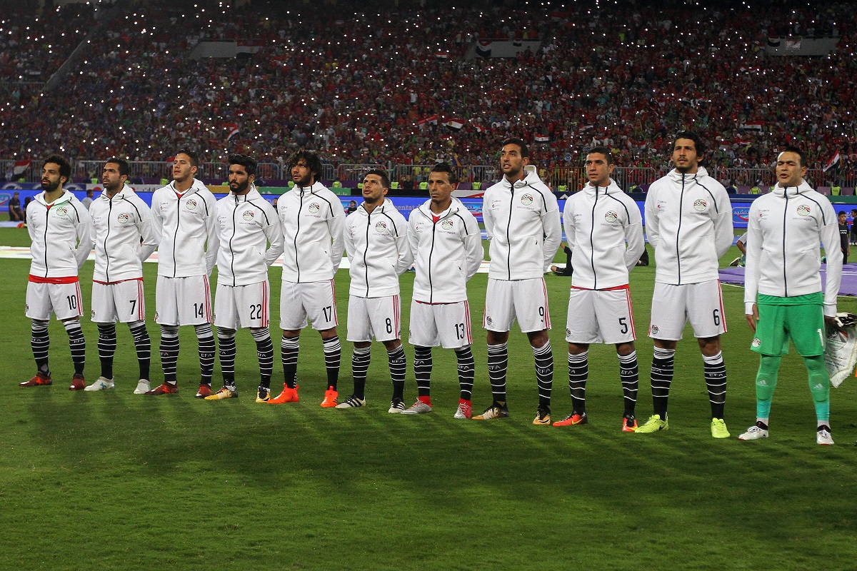 لاعبو المنتخب المصري خلال مباراة تأهيلية لكأس العالم 2018 بين مصر والكونغو. ملعب برج العرب في الإسكندرية. (أ. ف. ب)
