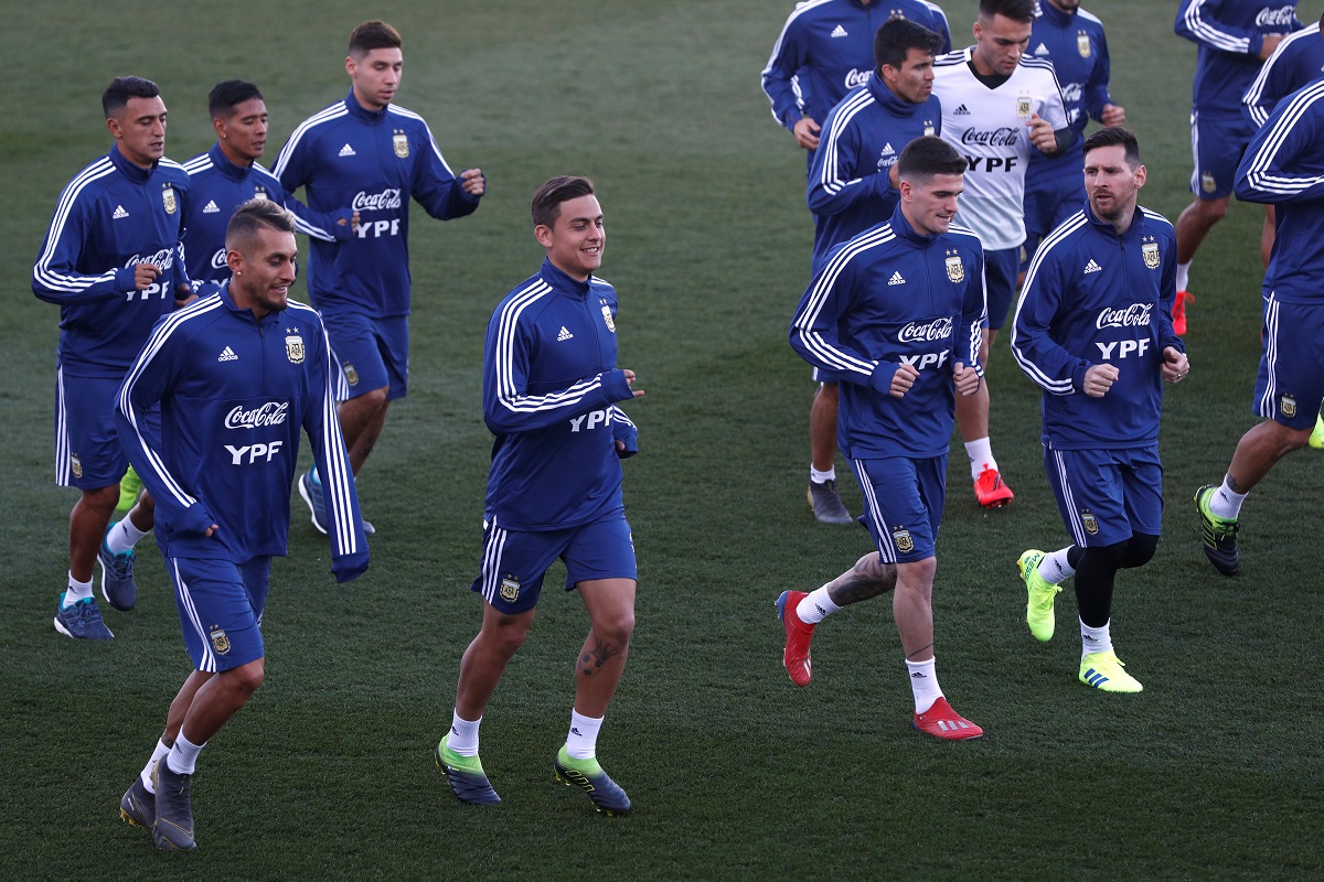 ليونيل ميسي ولاعبو فريق المنتخب الأرجنتيني أثناء التدريبات. 18 مارس (آذار) 2019. (رويترز)