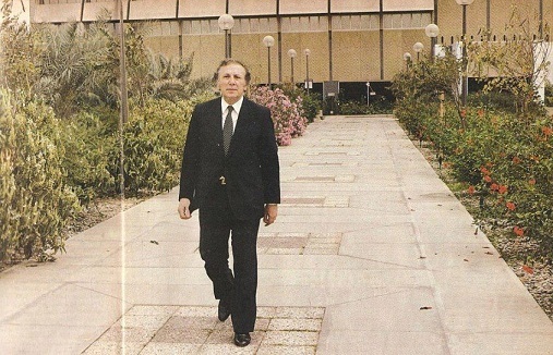 صورة أرشيفية لنزار قباني في بغداد عام 1985. (وكيميديا)