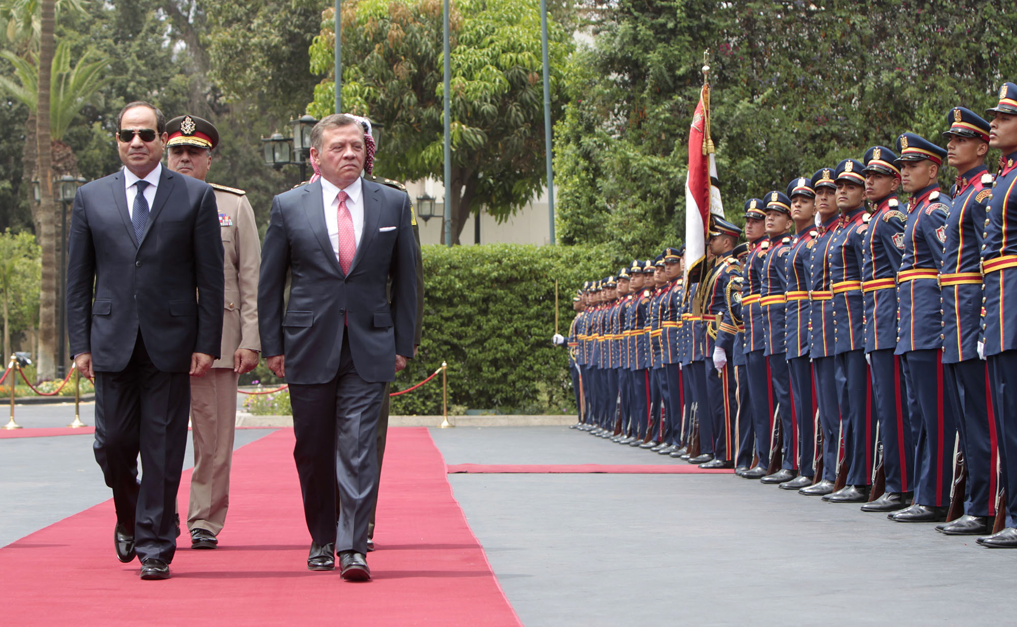 العاهل الأردني الملك عبد الله الثاني والرئيس المصري عبد الفتاح السيسي خلال مراسم استقباله في زيارة سابقة للقاهرة.  (أ.ف.ب)