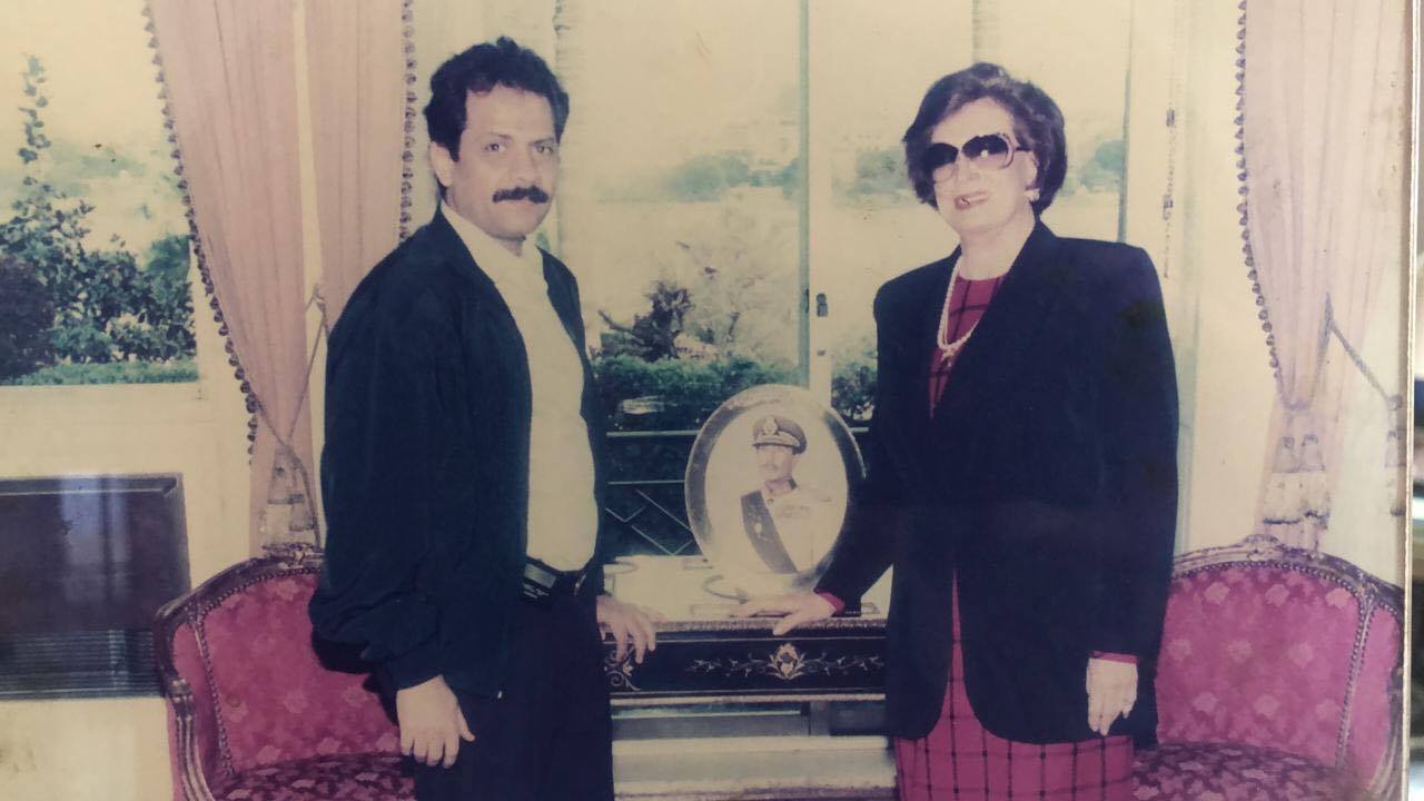 صورة نادرة للمصور الكبير عادل مبارز والسيدة جيهان السادات قام بتصويرها أحمد زكي لهما في كواليس فيلم "أيام السادات". (خاص.إندبندنت عربية)